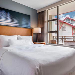 1 Bedroom Suite, 1 Queen, Sofa bed, Fireplace