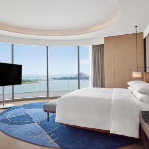 Hospitality King Suite with Ocean View - Club Lounge Access