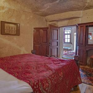 Superior Cave Suite 