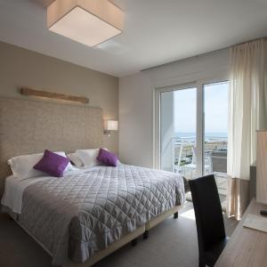Deluxe Double or Twin Room with Partial Sea View