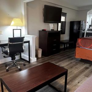 King Room with Bath Tub - Mobility Accessible/Non-Smoking