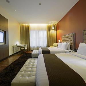 Deluxe Queen Family Room 