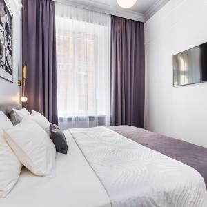Deluxe One-Bedroom Apartment - King Bed and two bathrooms