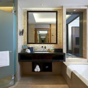 Club level, Guest room, 2 Twin/Single Bed(s), High floor