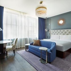 Deluxe King Room with City View and Adapted Tub - Mobility Accessible