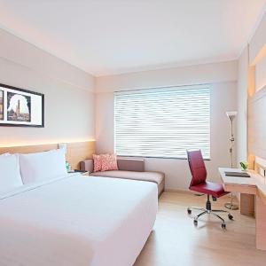 Large Queen Room with City View - High Floor with 20% off on food and beverages | 1 draught beer on arrival