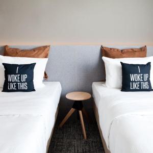Moxy Twin, Guest room, 2 Twin/Single Bed(s), Inland view