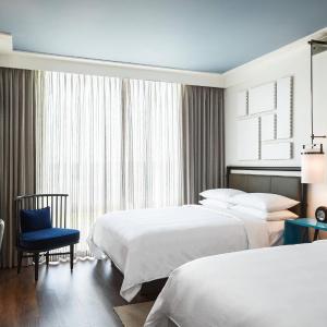 Queen Room with Two Queen Beds and Roll-In Shower - Mobility Access