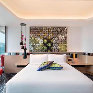 Mega Room, King Bed