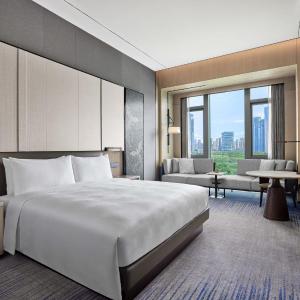 Larger King Room with Club Lounge Access - Glory Tower