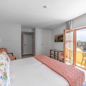 Double or Twin Room with Balcony and Sea View