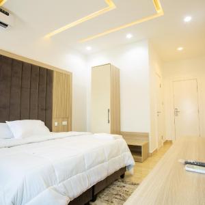 Deluxe Double Room (2 Adults + 1 Child)