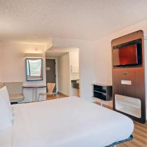 Deluxe King Suite - Non-Smoking