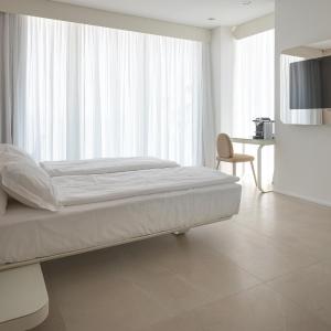 Deluxe Triple Room with Spa and Side Sea View