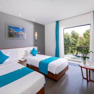 Twin Room with Pool View