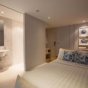 Classic Silk Room