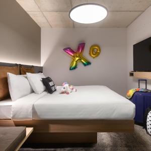 Moxy Family room with 1 Queen, Sofa bed