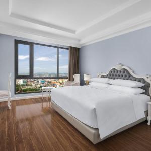 Deluxe King Room with City View