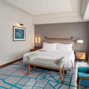 1 King Bed, Club Lounge Access, Executive Suite