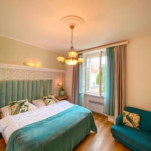 Deluxe King Suite with Castle View