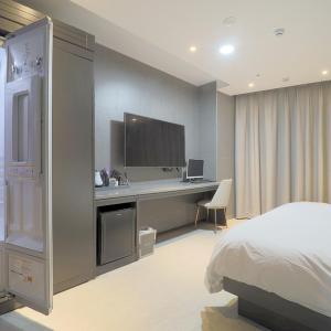 Large Double Room with City View 