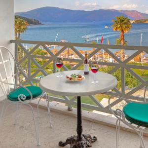Deluxe Suite with Sea View - Exclusive Services