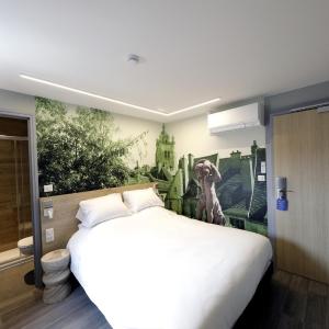 Standard Queen Room with Roll-In Shower - Disability Access/Non-Smoking