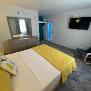 Room 10, One Queen Bed - Adults Only