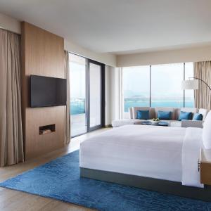 Deluxe Ocean Suite [Includes daily Executive Lounge privileges: daily breakfast, afternoon tea, happy hour]