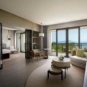 Deluxe Ocean View Suite