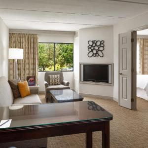 One-Bedroom Suite with Roll-in Shower - Mobility and Hearing Accessible