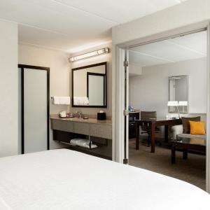 1 Bedroom Suite, 1 King, Sofa bed - Pool View