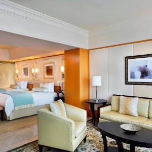Junior Suite with Lounge Access, One King Bed, Non Smoking