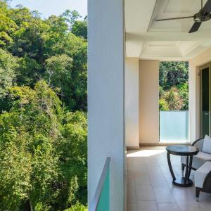 1 King Bed, Sea View, Rainforest View, Corner, Panoramic Suite