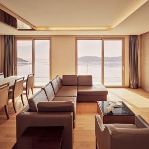 Gold Suite (With Kitchenette, Ocean View)