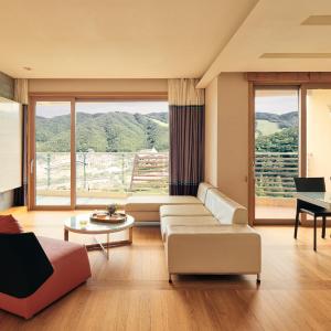 Silver Suite (With Kitchenette, Park View)