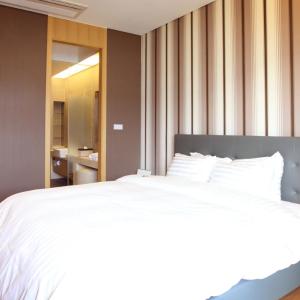 Royal Suite Deluxe Single Floor (With Kitchenette, Park View)