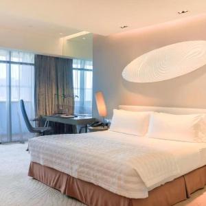 King Bed Guestroom, Guest room, 1 King, City view