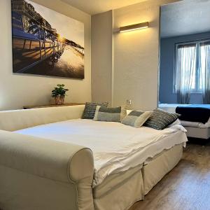 Family Room with Mountain View (2 Adults + 2 Children)