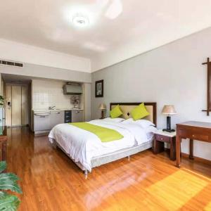 Business Queen Room