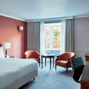 Superior King Room with River View