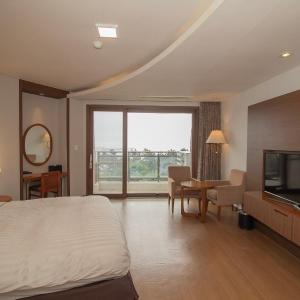Hotel Superior - Double Room (Without Kitchenette, Partial Ocean View)