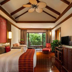 Deluxe Garden View Room (King Bed)