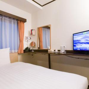 Standard Twin Room with a Shower & Bath Room between Beds - Smoking