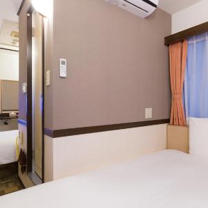 Standard Twin Room with a Shower & Bath Room between Beds - Smoking
