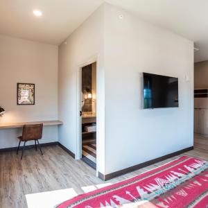 Room 16 @ 102 West Main Street