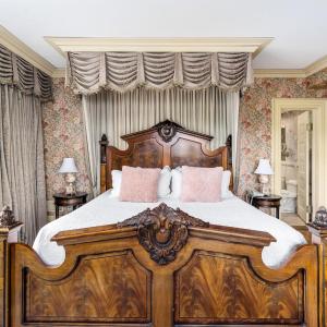 Suite with Lake View