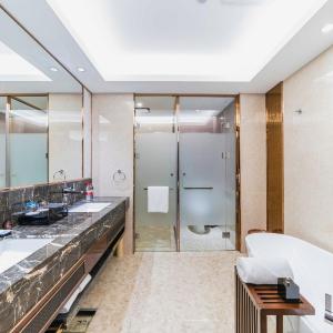Deluxe King Suite with Lake View