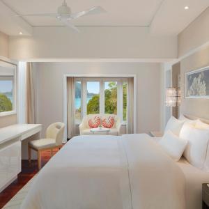 Two-Bedroom Suite with One King and Two Twin Beds