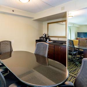 King Suite with Lake View - Non-Smoking